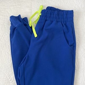 SET - Figs One Pocket scrub top & high waisted Zamora jogger pants